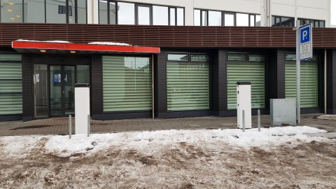 Hleðslustöðvarnar eru fyrir framan húsnæði BSRB við Grettisgötu 89.