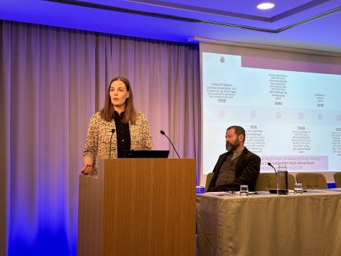 Sonja Ýr Þorbergsdóttir kynnir skýrslu aðgerðarhóps um launajafnrétti