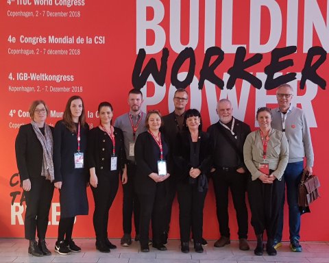 Íslenska sendinefndin stillti sér upp með Sharan Burrow, framkvæmdastjóra ITUC (4. frá hægri), sem í…