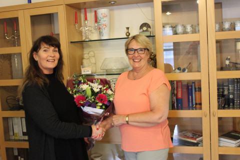 Sanda Bryndísardóttir Franks tók við blómum frá fráfarandi formanni, Kristínu Á. Guðmundsdóttur.