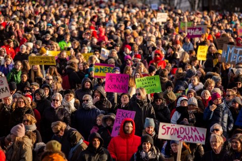 Mikill fjöldi kvenna kom saman á samstöðufundum um allt land, þó stærsti fundurinn færi fram á Arnar…