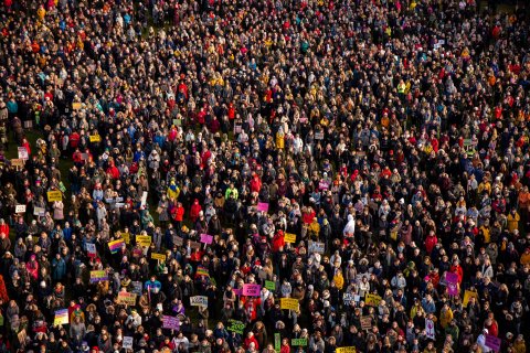 Gríðarlegur fjöldi kvenna gekk út af vinnustöðum og fjölmennti á baráttu- og samstöðufundi víða um l…