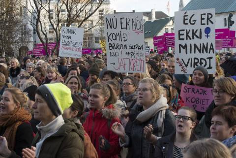 Konur mótmæltu kynbundnum launamuni með því að ganga út af vinnustöðum 24. október í fyrra.