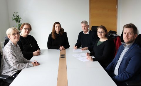 Samkomulag um framhald launaþróunartryggingar var undirritað í gær.