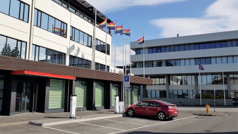 Regnbogafánarnir eru komnir upp á húsnæði BSRB við Grettisgötuna.