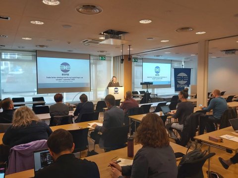 Heiður Margrét Björnsdóttir hagfræðingur BSRB kynnir helstu efnahagsstærðir á fundi samningseininga …