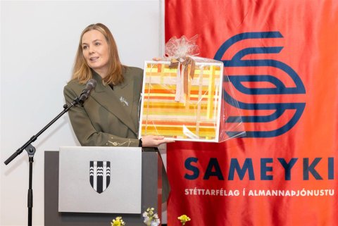 Sonja Ýr Þorbergsdóttir færir Sameyki gjöf á tímamótunum. Ljósmynd/Sameyki/BIG