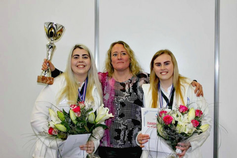 Hér eru þær Bergrós Vala Marteinsdóttir og Amelía Ósk Hjálmarsdóttir ásamt kennara sínum og þjálfara…