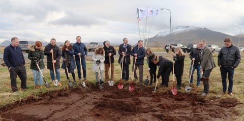 Vel viðraði til útiverka þegar fyrstu skóflustungurnar að íbúðakjarna á Akranesi voru teknar í gær.