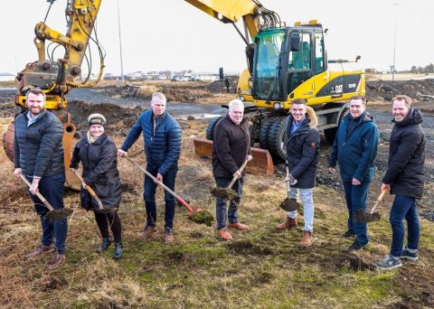 Vaskur hópur tók fyrstu skóflustungurnar að nýju fjölbýlishúsi Bjargs á Þorlákshöfn.