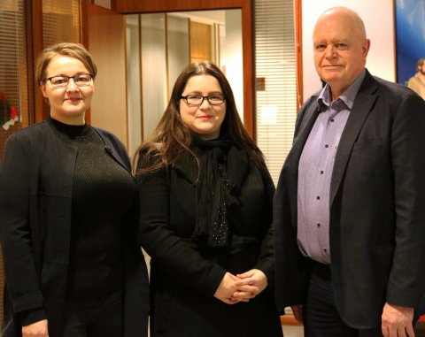 Drífa Snædal, forseti ASÍ, og Garðar Hilmarsson, 1. varaformaður BSRB, afhentu Elínu Mörtu Ásgeirsdó…