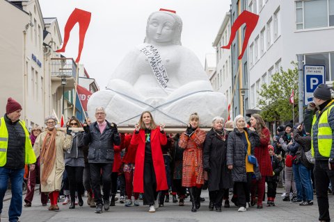 Rauðsokkur gengur fremst með endurgerða Venusarstyttu ásamt forystufólki verkalýðshreyfingarinnar
