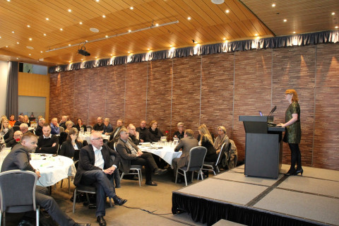 Vinna við samningalíkan heldur áfram